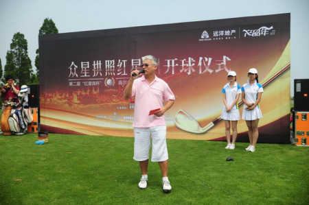 巫启贤幽默诙谐的主持引爆全场