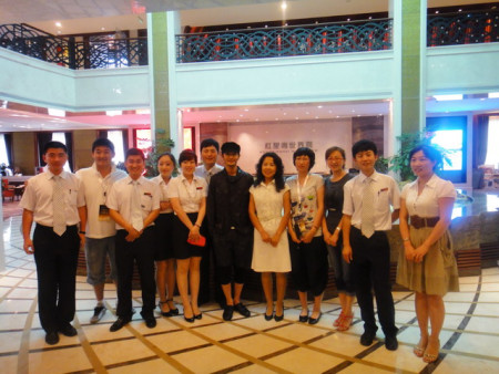 红星海工作人员与黄晓明合影留念