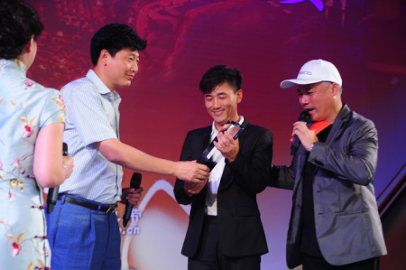 王总为总杆冠军颁奖