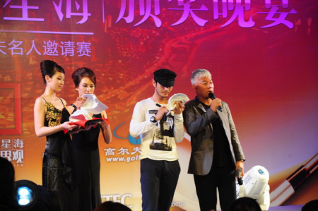 黄晓明现场为球帽签名，赠送现场幸运嘉宾