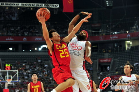 郭艾伦面对戴维斯强行上篮