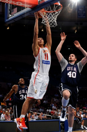 阿联晃过勒夫扣篮