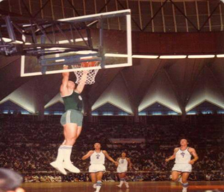 张卫平在比赛中扣篮