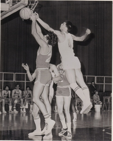 张卫平在比赛中封盖