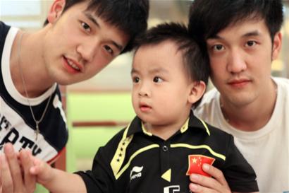 傅海峰的儿子，傅子瑜(中)