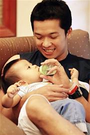 陶菲克给女儿喂奶