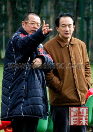 2007年1月，谢亚龙、蔚少辉在昆明海埂基地观看国家女足集训。