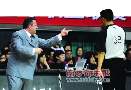 上赛季CBA季后赛半决赛，上海主帅邓华德不满判罚“枪击”裁判。南都资料图片