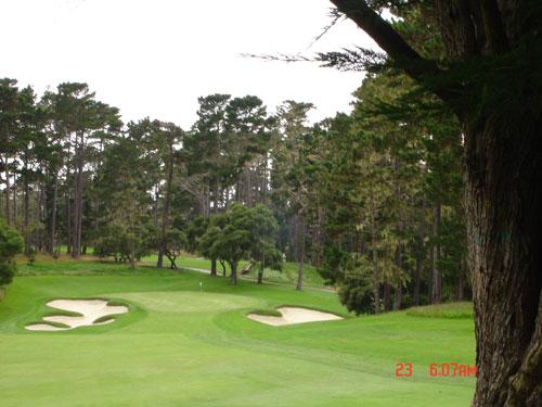 球道和果岭之间的落差显得很自然