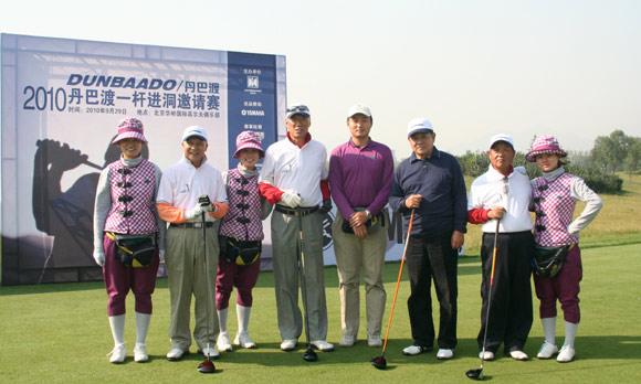 在京城顶级的高尔夫球会参加高规格的赛事，球友们无不精神矍铄，心情舒畅。