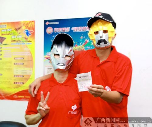 唐先生和弟弟戴着面具一起来领大奖。