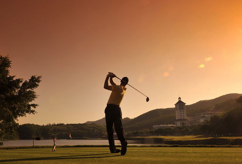 球星Martin Kaymer在东莞会所奥拉沙宝球场挥杆