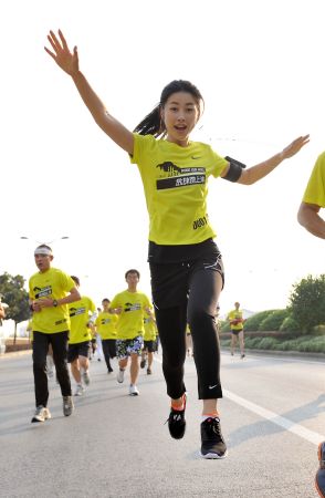 朱珠在耐克10K赛跑日的跑道上