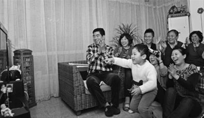 全家其乐融融，看直播。左一、左二为金紫薇的父母。 