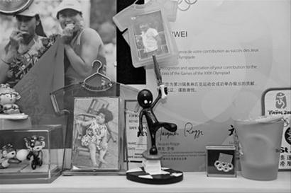 金紫薇家里摆放着从各地带回的纪念品和她儿时的照片。
