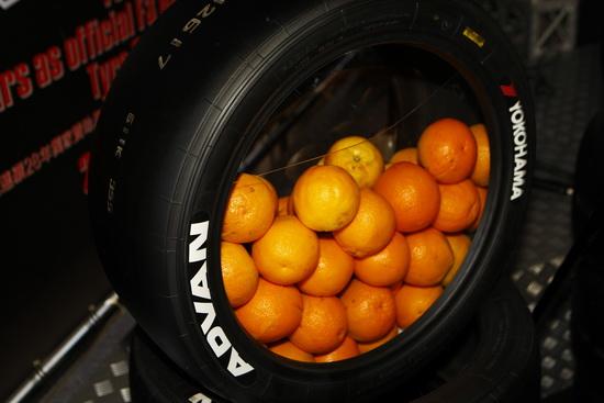 使用橘皮油为原料的的横滨橡胶ADVAN轮胎，被应用于WTCC赛车配胎