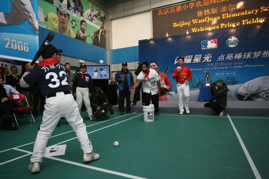 小王子投球MLB PLAY BALL小球员准备击球