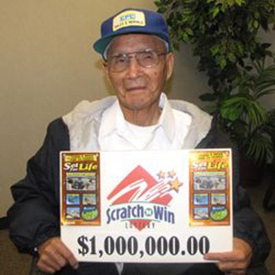 加拿大九旬老人展示100万中奖彩票