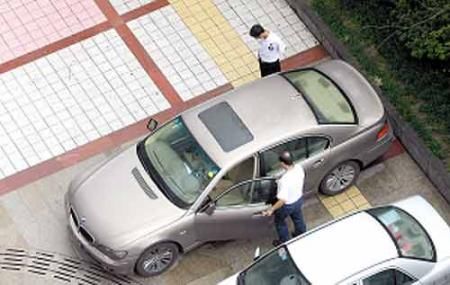 男子领完3883万欲驾宝马车离去