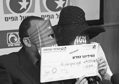 以色列夫妇带面具兑奖