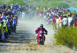 　中国车手苏文敏在比赛中，他以6小时22分56秒的成绩完赛，名列第三赛段摩托车组第104位。