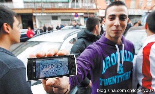 中奖彩民展示彩票