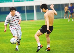 业余时间刘国梁也喜欢踢球放松 　