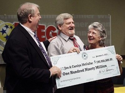 麦卡勒和妻子展示支票庆祝中奖