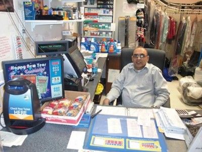 洗衣店中出亿元大奖 店主Bahasu Patel非常高兴