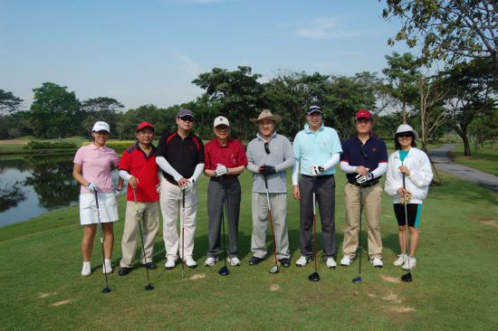 李景河(左起第4位)与考察团