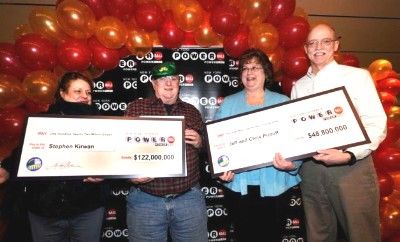 两对夫妇同时领奖