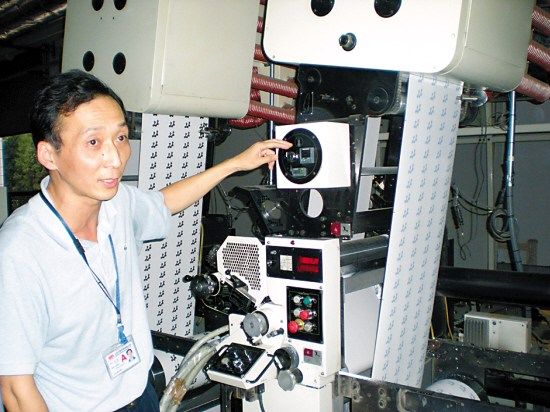 裴航总经理向记者介绍彩票印制的过程(资料图)