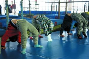 2月17日，孩子们在练习腰部的柔韧性。