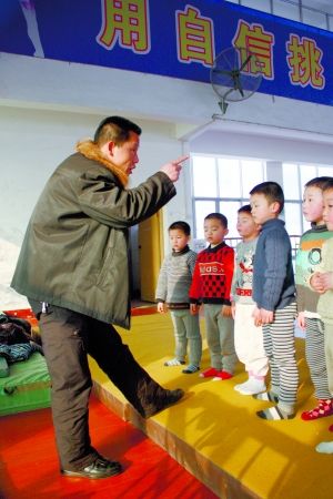 2月17日，教练郑顺生在给队员们讲解动作要领。