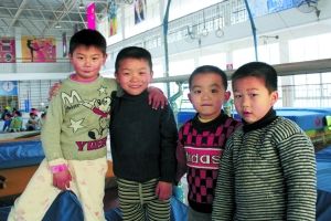 杨可(右一)和他的队员伙伴在训练馆内。