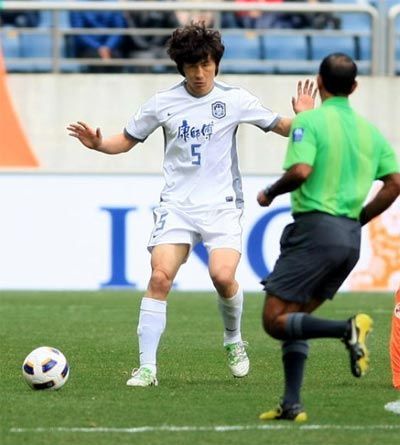 33岁李玮锋6年25场亚冠