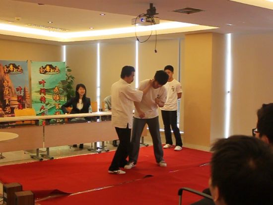 王志鹏师傅与弟子表演咏春拳