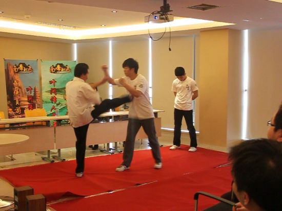 王志鹏师傅与弟子表演咏春拳