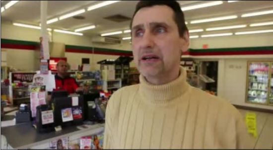 900万美元大奖1年前是从这里售出的，图为站主接受采访