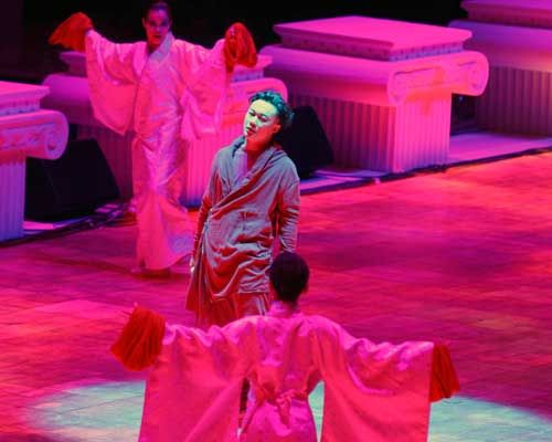 陈奕迅粉装上阵。