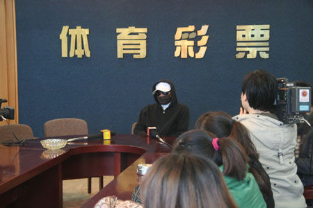 大奖得主全副武装接受采访