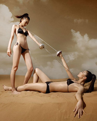 张英茜、王诗文演绎现代五项击剑运动