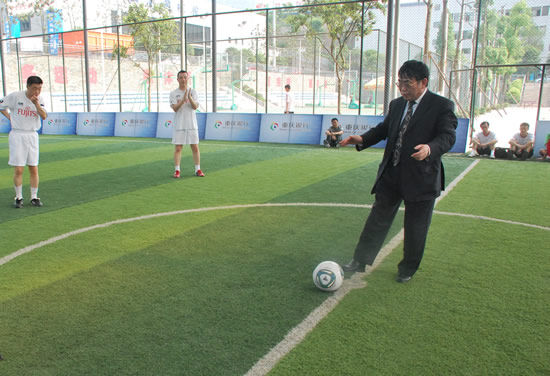 聂卫平为比赛开球