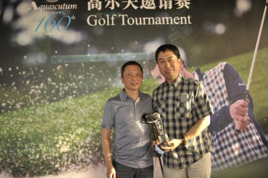 主办方为参赛球手准备了许多Adam Scott亲笔签名的珍藏版礼品