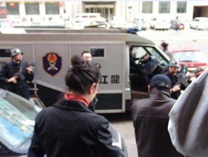 持枪押运员陪同、坐运钞车领奖！