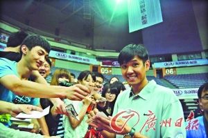 “黑人”为球迷耐心签名。