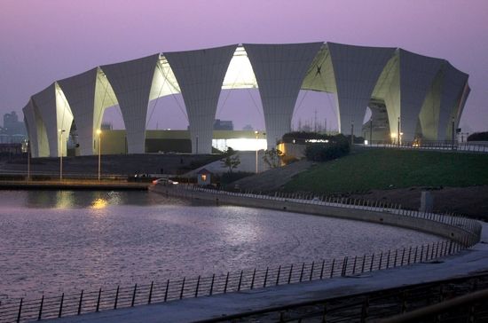 室外跳水池“月亮湾”