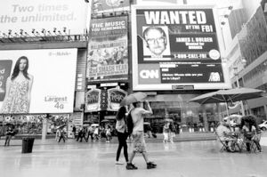 纽约街头大屏幕显示巴尔杰落网的消息图