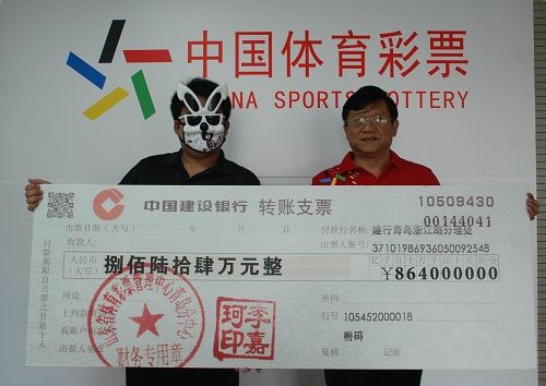 大奖得主展示转账支票板