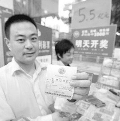 彩民展示已经买到手的彩票